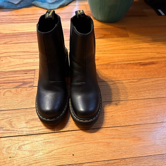 Dr. Marten’s Spence Chelsea Heels Size 7 (fit like 8) - Picture 3 of 4